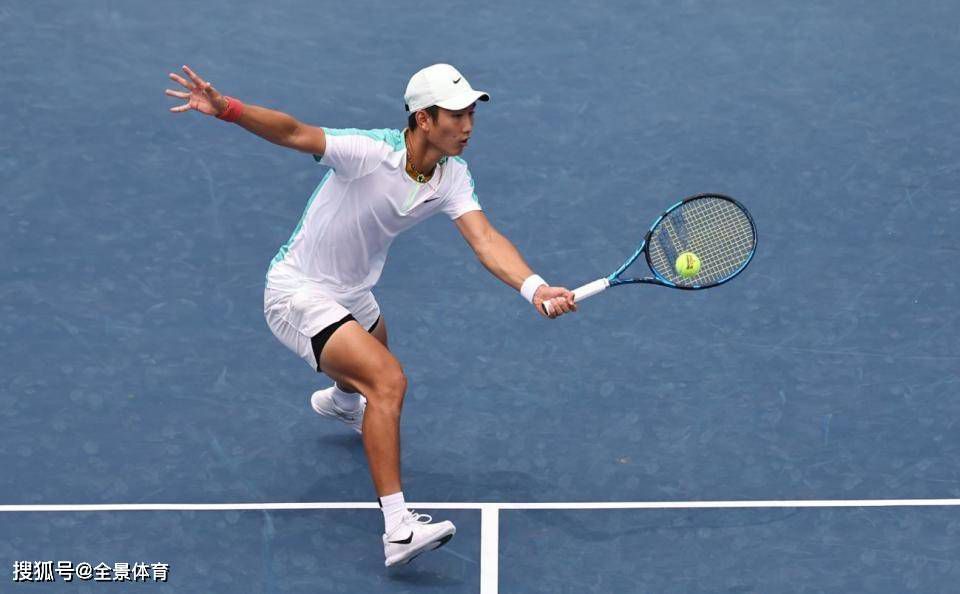 北京舞蹈学院人文学院教师欧少琳、北京电影学院电影学系教师赵斌，从《亦吾亦舞》出发，向比诺什提问她对艺术、爱、亲密的理解。