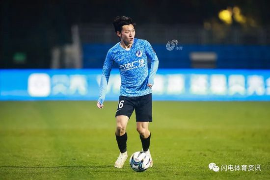 影片中，父亲的“托举”既是一种支持，付出了巨大的牺牲，同时也带有某种强迫的意味。