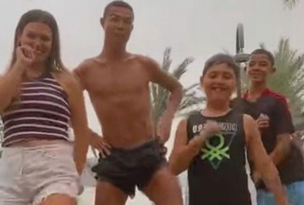 值得一提的是，化上小丑妆的他，并未显得非常跨装，相比较于杰瑞德·莱托在《自杀小队 新版《小丑回魂》曝剧照 下水道小丑露狰狞笑容 2017-03-24 1997年的《小丑回魂》早已成为很多粉丝心目中的恐怖片的经典。
