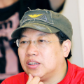这支预告节奏紧凑得让人喘不过气，机上狭小空间的打斗场面震撼人心，在这场充满未知与危险的猎杀游戏中，男主角的命运究竟如何？