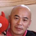 中等成本电影相比高成本电影的资源配置有较大差异，少数能成为市场黑马，大多针对差异化、分众化的市场。