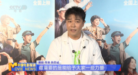 他们表情怪诞，着装普通。